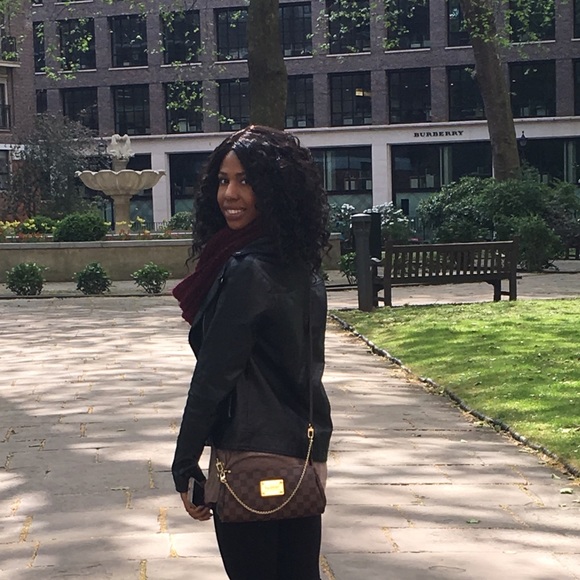 Meet your Posher, Simone - Picture 1 of 1